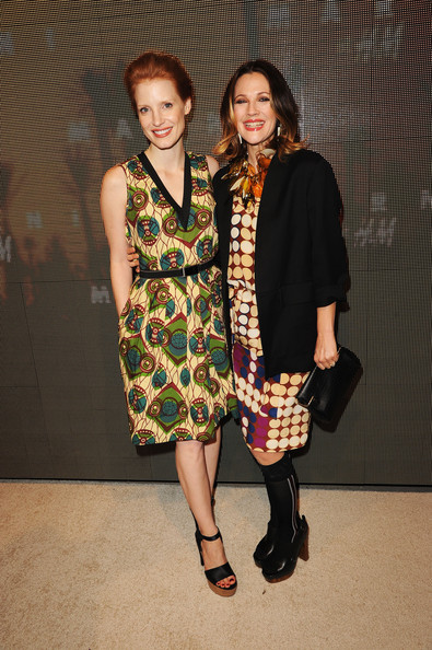 Dàn sao sự ra mắt bộ sưu tập mới của hãng H&M Nhân dịp H&M ra mắt BST mới mà Marni cộng tác thiết kế cùng với họ, H&M đã mở tiệc tại Los Angeles, California, Mỹ và mời nhiều người đẹp tham dự như Jessica Chastain (trái) và Drew Barrymore Dàn sao sự ra mắt bộ sưu tập mới của hãng H&M Nhân dịp H&M ra mắt BST mới mà Marni cộng tác thiết kế cùng với họ, H&M đã mở tiệc tại Los Angeles, California, Mỹ và mời nhiều người đẹp tham dự như Jessica Chastain (trái) và Drew Barrymore