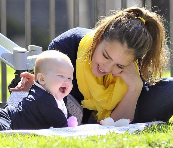 Jessica Alba khoe thiên thần nhỏ đáng yêu Jessica Alba và con gái nhỏ rạng rỡ trong nắng tại công viên Coldwater Canyon, Beverly Hills cuối tuần trước Jessica Alba khoe thiên thần nhỏ đáng yêu Jessica Alba và con gái nhỏ rạng rỡ trong nắng tại công viên Coldwater Canyon, Beverly Hills cuối tuần trước