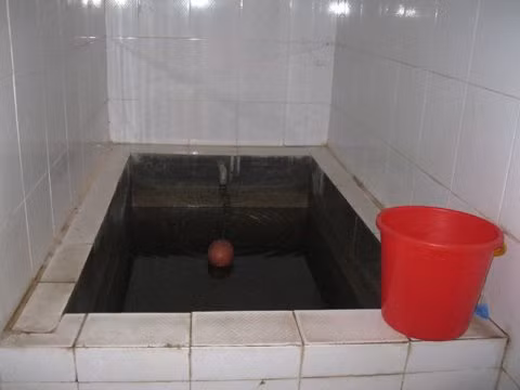 Bể chứa nước trong nhà vệ sinh ĐH Sư phạm.