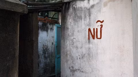 Ai có thể nghĩ đây là nhà vệ sinh của một trường ĐH lớn giữa Thủ đô?