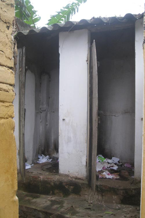 ... xộc mùi nồng nặc. ... xộc mùi nồng nặc.