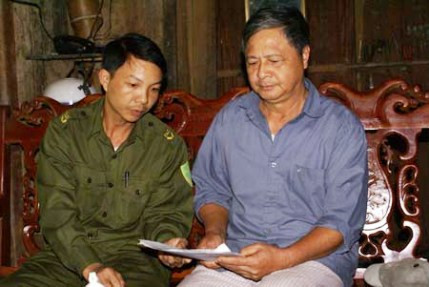 Ông Nguyễn Quang Trung (bên phải), Trưởng dòng họ Nguyễn của người dân tộc Tày ở bản Đon Thài, xã Côn Lôn, huyện Na Hang đang thống kê những con em trong họ có học vấn từ cao đẳng, đại học trở lên. "Dòng họ cử nhân" của người dân tộc Tày