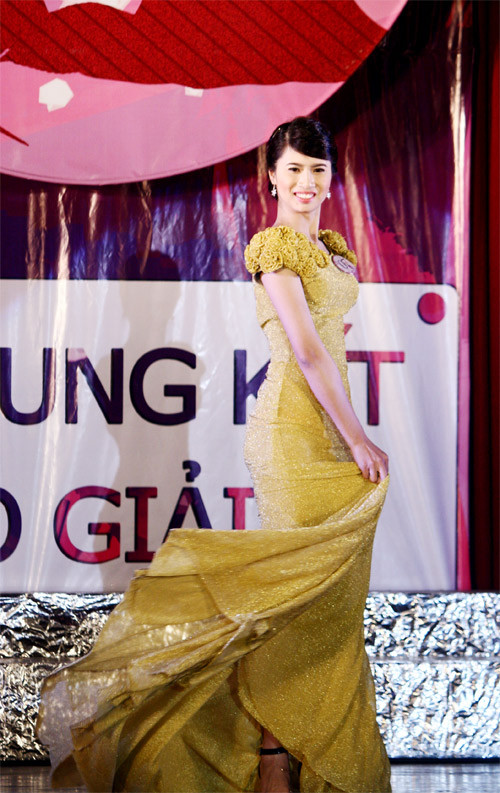 Các thí sinh trong trang phục dạ hội. Sinh viên trường Luật rất hào hứng với các màn trình diễn này. Các thí sinh trong trang phục dạ hội. Sinh viên trường Luật rất hào hứng với các màn trình diễn này.