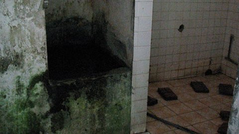 Ám ảnh nhà vệ sinh, nhịn đại tiểu tiện dễ dẫn đến các bệnh về đường tiêu hóa. Ám ảnh nhà vệ sinh, nhịn đại tiểu tiện dễ dẫn đến các bệnh về đường tiêu hóa.