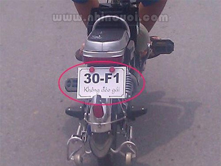 "Không đèo gái!" "Không đèo gái!"