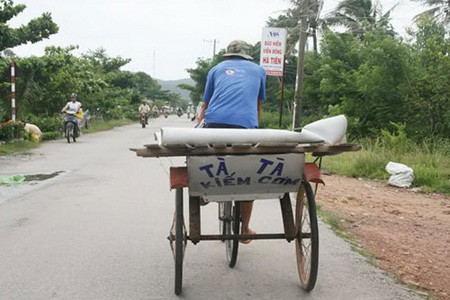 Tà tà mà kiếm cơm. Tà tà mà kiếm cơm.