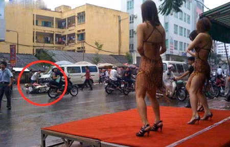 Ngã xe vì mải ngắm?