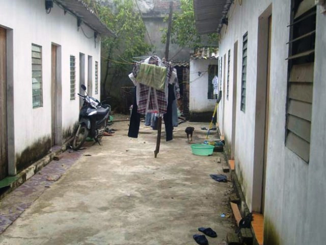 Cò nhà trọ thường đưa tân sinh viên đến những nhà trọ tồi tàn, hay những nhà có giá cao quá tầm sinh viên thuê. (ảnh Quân Trang)