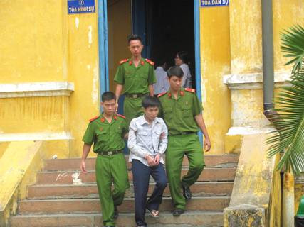 Dẫn giải kẻ giết vợ rồi tự sát Dẫn giải kẻ giết vợ rồi tự sát