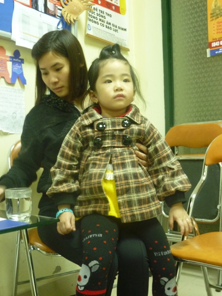 Được biệt ở chỗ, chị Lý vừa trải qua những tháng ngày kinh hoàng chưa lâu thì nay xuống tạm lánh tại Ngôi nhà bình yên (Trung tâm Phụ nữ và Phát triển) cháu Ly (con gái Lý) lại bị viêm phổi nặng phải nhập viện Được biệt ở chỗ, chị Lý vừa trải qua những tháng ngày kinh hoàng chưa lâu thì nay xuống tạm lánh tại Ngôi nhà bình yên (Trung tâm Phụ nữ và Phát triển) cháu Ly (con gái Lý) lại bị viêm phổi nặng phải nhập viện