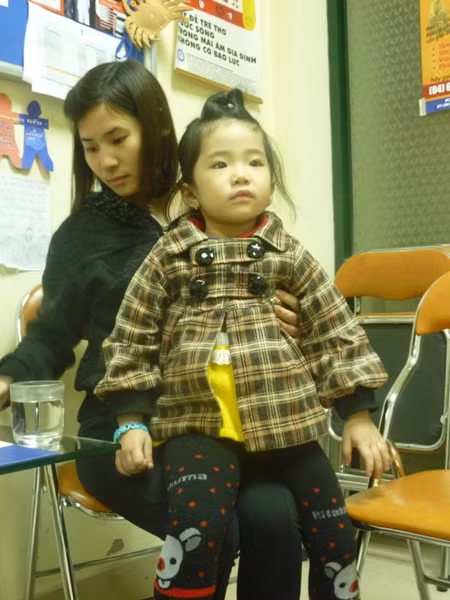 Được biệt ở chỗ, chị Lý vừa trải qua những tháng ngày kinh hoàng chưa lâu thì nay xuống tạm lánh tại Ngôi nhà bình yên (Trung tâm Phụ nữ và Phát triển) cháu Ly (con gái Lý) lại bị viêm phổi nặng phải nhập viện