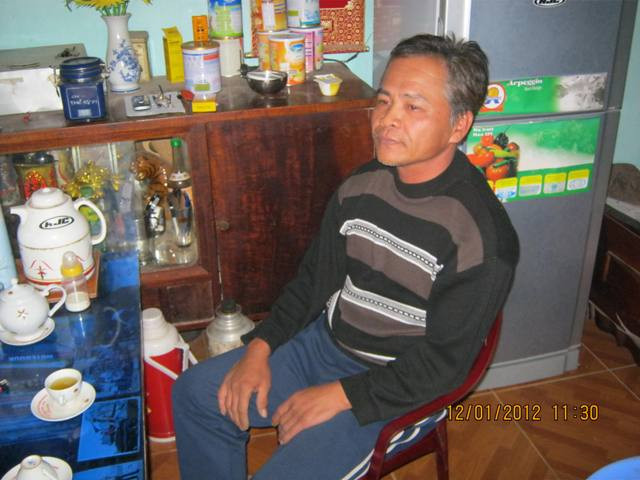 Ông Lê Thanh Vị trao đổi với PV