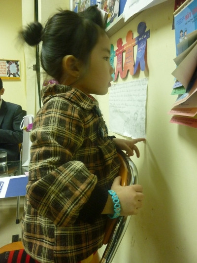 Bé rất thích với các chuyện tranh dành cho trẻ thơ Bé rất thích với các chuyện tranh dành cho trẻ thơ