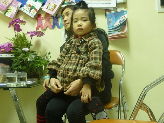 Bé không rời mẹ nửa bước khi gặp người lạ Bé không rời mẹ nửa bước khi gặp người lạ