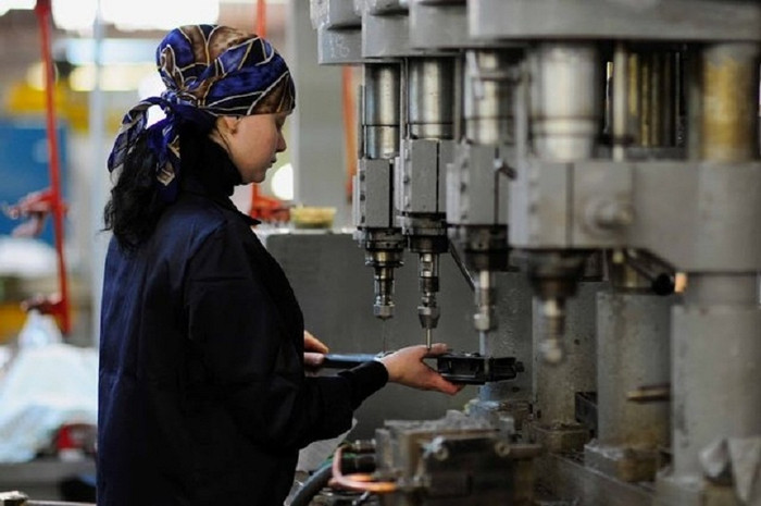 Ở Việt Nam, AK-47 được Quân đội Nhân dân Việt Nam và Quân Giải phóng miền Nam sử dụng liên tục và phổ biến trong Chiến tranh Việt Nam từ giữa thập niên 1960 cho đến khi kết thúc cuộc chiến với số lượng hàng triệu khẩu. Ở Việt Nam, AK-47 được Quân đội Nhân dân Việt Nam và Quân Giải phóng miền Nam sử dụng liên tục và phổ biến trong Chiến tranh Việt Nam từ giữa thập niên 1960 cho đến khi kết thúc cuộc chiến với số lượng hàng triệu khẩu.