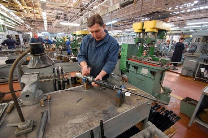 Mẫu AK-47 phiên bản chuẩn có độ dài toàn bộ là 870 mm, chiều dài nóng súng 415 mm, nặng 4,3 kg, tốc độ bắn lý thuyết 600 phát/phút, tầm bắn sát thương 800 m. Súng sử dụng loại đạn 7,62 mm. Sơ tốc đầu đạn 715 m/s. Mẫu AK-47 phiên bản chuẩn có độ dài toàn bộ là 870 mm, chiều dài nóng súng 415 mm, nặng 4,3 kg, tốc độ bắn lý thuyết 600 phát/phút, tầm bắn sát thương 800 m. Súng sử dụng loại đạn 7,62 mm. Sơ tốc đầu đạn 715 m/s.