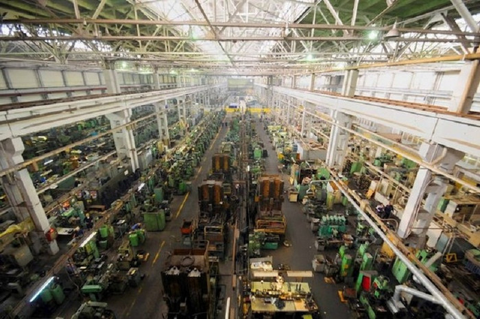 Theo phân loại của khối Xã hội chủ nghĩa, AK-47 thuộc loại tiểu liên, họ súng máy. Theo phân loại của NATO, AK-47 thuộc loại súng trường tấn công, cũng thuộc họ súng máy (machine gun). Theo phân loại của khối Xã hội chủ nghĩa, AK-47 thuộc loại tiểu liên, họ súng máy. Theo phân loại của NATO, AK-47 thuộc loại súng trường tấn công, cũng thuộc họ súng máy (machine gun).