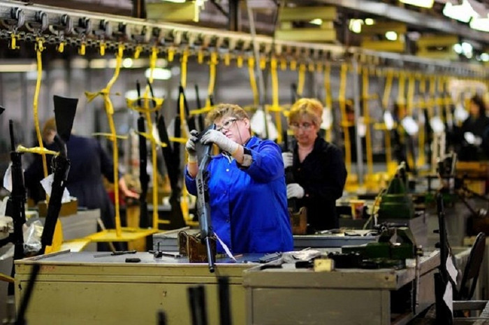 Do cấu tạo không quá phức tạp, dễ tháo lắp, chỉ cần một số dụng cụ cơ khí đơn giản (búa, kìm, đột, tống chốt, giũa, chổi con sâu), xạ thủ có thể bảo dưỡng và sửa chữa nhỏ dễ dàng. Các bộ phận phụ: ốp che tay, báng, tay nắm bóp cò đều làm bằng gỗ, nhựa nên rất dễ tự chế tạo theo mẫu. Súng có thể chịu được bùn, nước, cát bụi; rất phù hợp với những chiến trường có điều kiện tự nhiên khắc nghiệt. Do cấu tạo không quá phức tạp, dễ tháo lắp, chỉ cần một số dụng cụ cơ khí đơn giản (búa, kìm, đột, tống chốt, giũa, chổi con sâu), xạ thủ có thể bảo dưỡng và sửa chữa nhỏ dễ dàng. Các bộ phận phụ: ốp che tay, báng, tay nắm bóp cò đều làm bằng gỗ, nhựa nên rất dễ tự chế tạo theo mẫu. Súng có thể chịu được bùn, nước, cát bụi; rất phù hợp với những chiến trường có điều kiện tự nhiên khắc nghiệt.