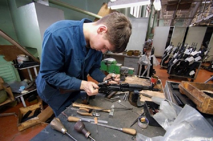 Ưu điểm chính của AK-47 chính là thiết kế đơn giản, kích thước nhỏ gọn và dễ sản xuất đại trà. Khẩu súng có chi phí sản xuất thấp, dễ lau chùi và bảo trì, đồng thời độ bền và độ tin cậy cao của nó đã trở thành huyền thoại. Ưu điểm chính của AK-47 chính là thiết kế đơn giản, kích thước nhỏ gọn và dễ sản xuất đại trà. Khẩu súng có chi phí sản xuất thấp, dễ lau chùi và bảo trì, đồng thời độ bền và độ tin cậy cao của nó đã trở thành huyền thoại.