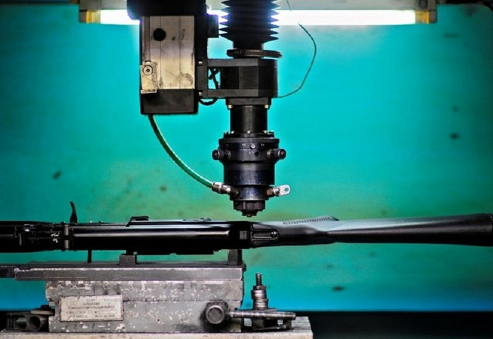 Trên lý thuyết, việc những xưởng sản xuất khác ngoài Izhevsk tự tiện sản xuất AK được xem như là bất hợp pháp. Tuy nhiên, hiện nay gần một triệu khẩu AK-47 đã được sản xuất trái phép mỗi năm. Trên lý thuyết, việc những xưởng sản xuất khác ngoài Izhevsk tự tiện sản xuất AK được xem như là bất hợp pháp. Tuy nhiên, hiện nay gần một triệu khẩu AK-47 đã được sản xuất trái phép mỗi năm.