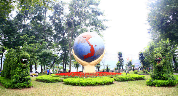 Biểu tượng hòa bình và hai con rồng được uốn rất kì công canh hai bên Biểu tượng hòa bình và hai con rồng được uốn rất kì công canh hai bên