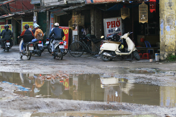 Những quán ăn ven đường nhếch nhác vắng khách Những quán ăn ven đường nhếch nhác vắng khách
