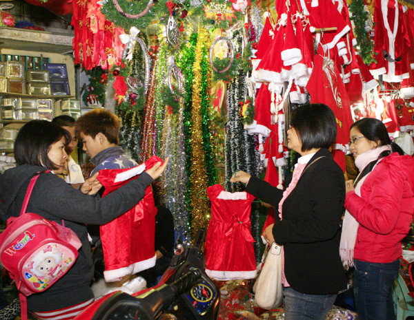 Mặt hàng quần áo ông già Noel cho trẻ em bán rất chạy Mặt hàng quần áo ông già Noel cho trẻ em bán rất chạy