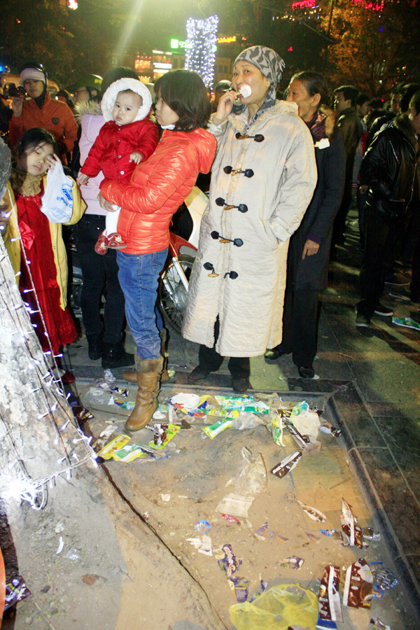 Không chỉ trẻ con mà ngay cả những người lớn đi chơi Noel cũng rất thiếu ý thức khi vứt rác bừa bãi quanh các gốc cây