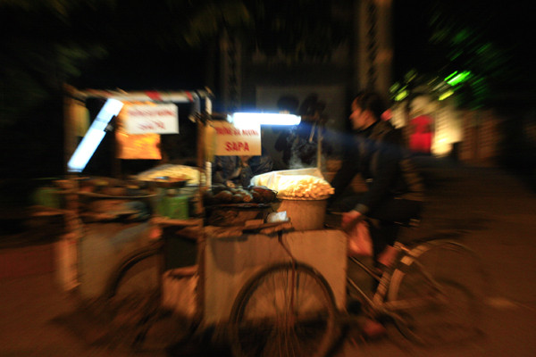 Những gánh hàng mưu sinh vẫn đỏ đèn bán cho những khách ăn đêm Những gánh hàng mưu sinh vẫn đỏ đèn bán cho những khách ăn đêm