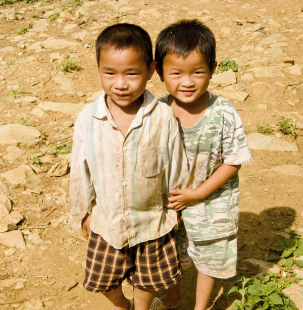 Tuy nhiên, trong xứ sở thần tiên của người Mường, cuộc sống thường nhật vẫn còn gặp nhiều khó khăn. Trong ảnh là hai cậu bé người Mường ăn mặc phong phanh dù mùa này đang rét cắt da, cắt thịt khi ở trên độ cao hơn 1.200 m so với mực nước biển.