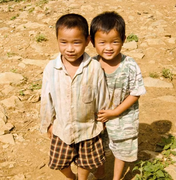 Tuy nhiên, trong xứ sở thần tiên của người Mường, cuộc sống thường nhật vẫn còn gặp nhiều khó khăn. Trong ảnh là hai cậu bé người Mường ăn mặc phong phanh dù mùa này đang rét cắt da, cắt thịt khi ở trên độ cao hơn 1.200 m so với mực nước biển.