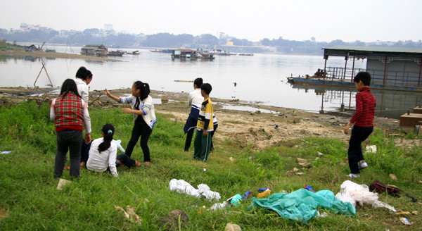 Bãi rác ven sông là điểm chơi đùa ưa thích của trẻ em bãi giữa Bãi rác ven sông là điểm chơi đùa ưa thích của trẻ em bãi giữa