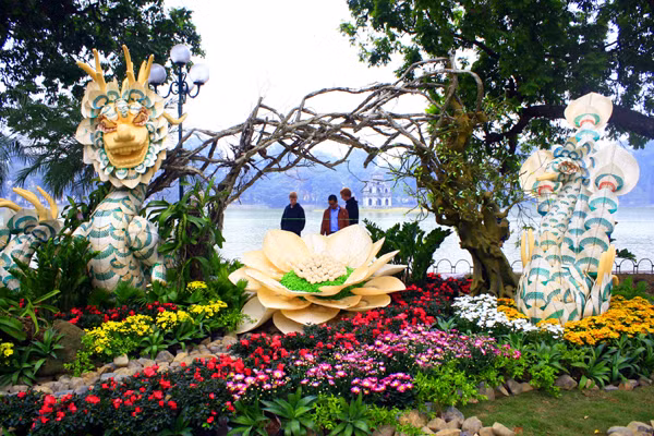 Nhiều khách tham quan sớm tại khu phố Hoa ven Hồ Gươm vì vào ngày khai mạc chắc chắn sẽ khó có thể chen chân