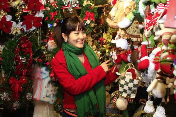 Mặc dù còn ít ngày nữa mới đến Giáng sinh nhưng phố Hàng Mã, Chả Cá, Lương Văn Can đang rất nhộn nhịp ngay từ những ngày đầu tháng 12. Mặc dù còn ít ngày nữa mới đến Giáng sinh nhưng phố Hàng Mã, Chả Cá, Lương Văn Can đang rất nhộn nhịp ngay từ những ngày đầu tháng 12.