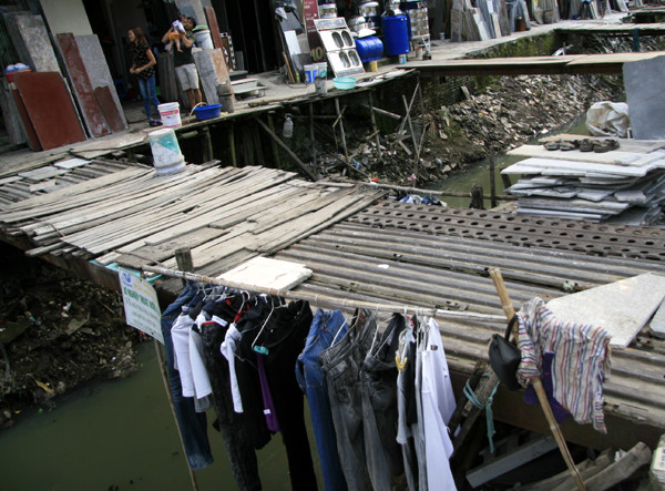 Phơi quần áo sát cống rãnh bẩn thỉu cũng là một giải pháp Phơi quần áo sát cống rãnh bẩn thỉu cũng là một giải pháp