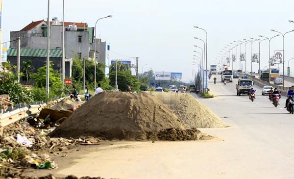 Nhiều người dân còn "chơi" hơn khi đổ cả đống vật liệu xây dựng ra đường cao tốc