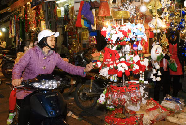 Nhiều người lớn tuổi cũng đi mua quà cho các cháu bé