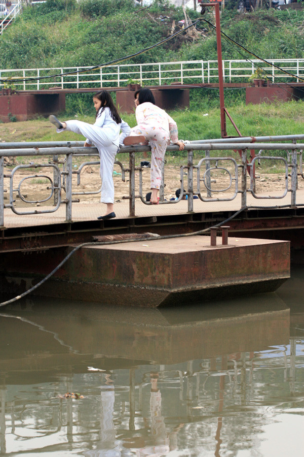 Nhiều em bé trèo ra những chiếc tàu cũ để chơi như thế này. Liệu điều gì sẽ xảy ra nếu các em xảy chân xuống nước giữa trời lạnh giá ? Nhiều em bé trèo ra những chiếc tàu cũ để chơi như thế này. Liệu điều gì sẽ xảy ra nếu các em xảy chân xuống nước giữa trời lạnh giá ?