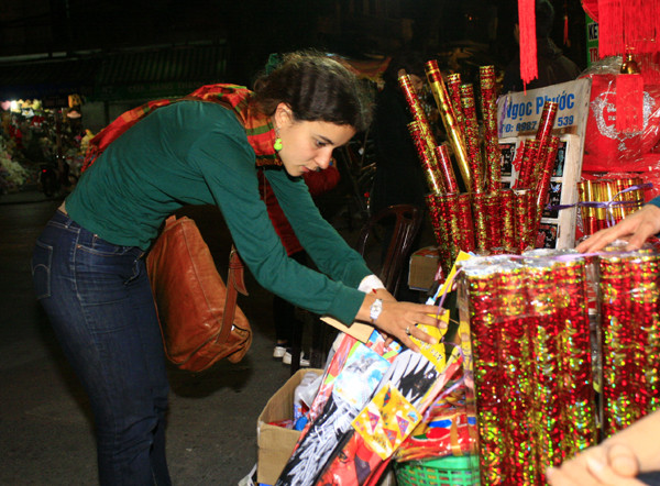 Những người nước ngoài tại Việt Nam cũng tranh thủ đi mua đồ chuẩn bị cho ngày lễ quan trọng nhất trong năm Những người nước ngoài tại Việt Nam cũng tranh thủ đi mua đồ chuẩn bị cho ngày lễ quan trọng nhất trong năm