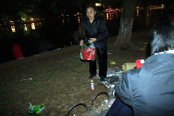 Các loại rác rến mặc dù được các chủ quán thu dọn nhưng không ăn thua sau khi các "thượng đế" đứng dậy khỏi các bãi cỏ đã bị dày nát