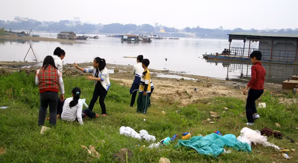 Bãi rác ven sông là điểm chơi đùa ưa thích của trẻ em bãi giữa