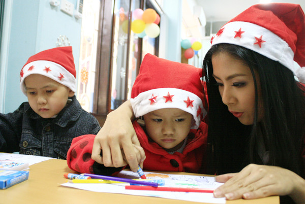 Ngọc Hân hướng dẫn các em bé tô màu Ngọc Hân hướng dẫn các em bé tô màu