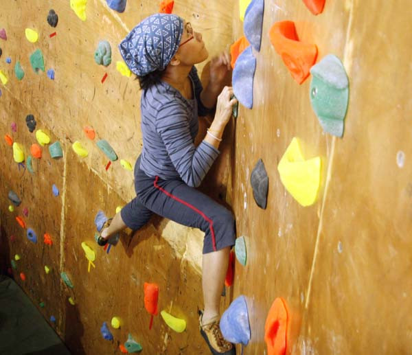 Tuy mới xuất hiện ở Việt Nam vài năm trở lại đây và còn được ít người biết đến, nhưng bộ môn leo núi trong nhà đã có những bước phát triển đáng kế. Tuy mới xuất hiện ở Việt Nam vài năm trở lại đây và còn được ít người biết đến, nhưng bộ môn leo núi trong nhà đã có những bước phát triển đáng kế.