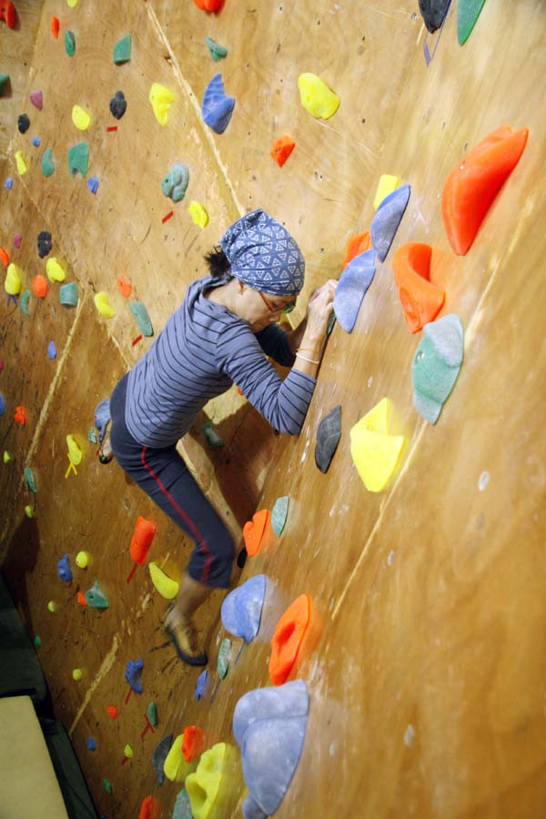 Mặc dù phía dưới là đệm xốp để đảm bảo an toàn nhưng không một vận động viên leo núi trong nhà nào muốn mình rơi xuống cả Mặc dù phía dưới là đệm xốp để đảm bảo an toàn nhưng không một vận động viên leo núi trong nhà nào muốn mình rơi xuống cả