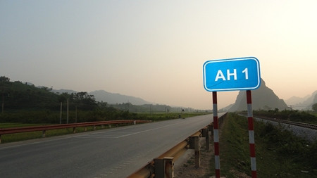 Đây là biển chỉ dẫn gì vậy??? Biển báo AH là biển báo đường bộ đối ngoại viết tắt của chữ Asian Highway do Việt Nam mới ký Hiệp định khung ASEAN về tạo thuận lợi cho vận tải hàng hóa quá cảnh, Hiệp định tiểu vùng sông Mê Kông mở rộng (GMS) về tạo thuận lợi cho vận tải hàng và người qua lại biên giới.Đây là ký hiệu chung chỉ đường giao thông xuyên Á. - Ảnh: Otofun Đây là biển chỉ dẫn gì vậy??? Biển báo AH là biển báo đường bộ đối ngoại viết tắt của chữ Asian Highway do Việt Nam mới ký Hiệp định khung ASEAN về tạo thuận lợi cho vận tải hàng hóa quá cảnh, Hiệp định tiểu vùng sông Mê Kông mở rộng (GMS) về tạo thuận lợi cho vận tải hàng và người qua lại biên giới.Đây là ký hiệu chung chỉ đường giao thông xuyên Á. - Ảnh: Otofun