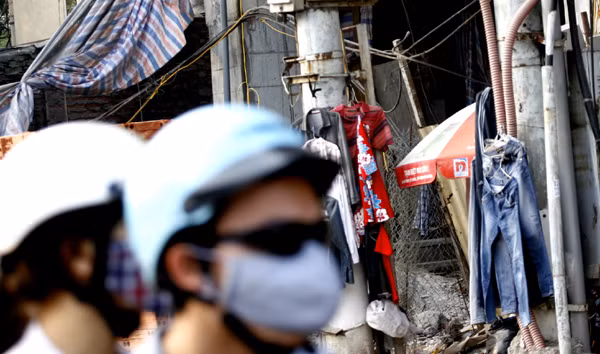 Hoặc thậm chí phơi luôn ở giữa đường đi lối lại dù bụi bặm bẩn thỉu Hoặc thậm chí phơi luôn ở giữa đường đi lối lại dù bụi bặm bẩn thỉu