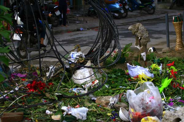 Rác được đổ vô tội vạ khắp nơi