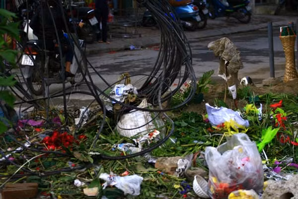 Rác được đổ vô tội vạ khắp nơi