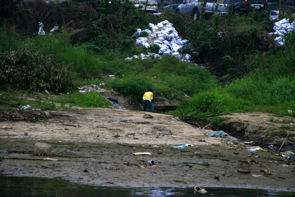 Nhiều em nhỏ còn ra móc bãi rác xem có đồ chơi gì dùng lại được hay không? Nhiều em nhỏ còn ra móc bãi rác xem có đồ chơi gì dùng lại được hay không?