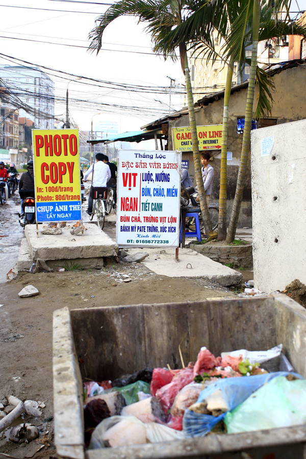 Rác rến nằm ngay cạnh quán ăn Rác rến nằm ngay cạnh quán ăn